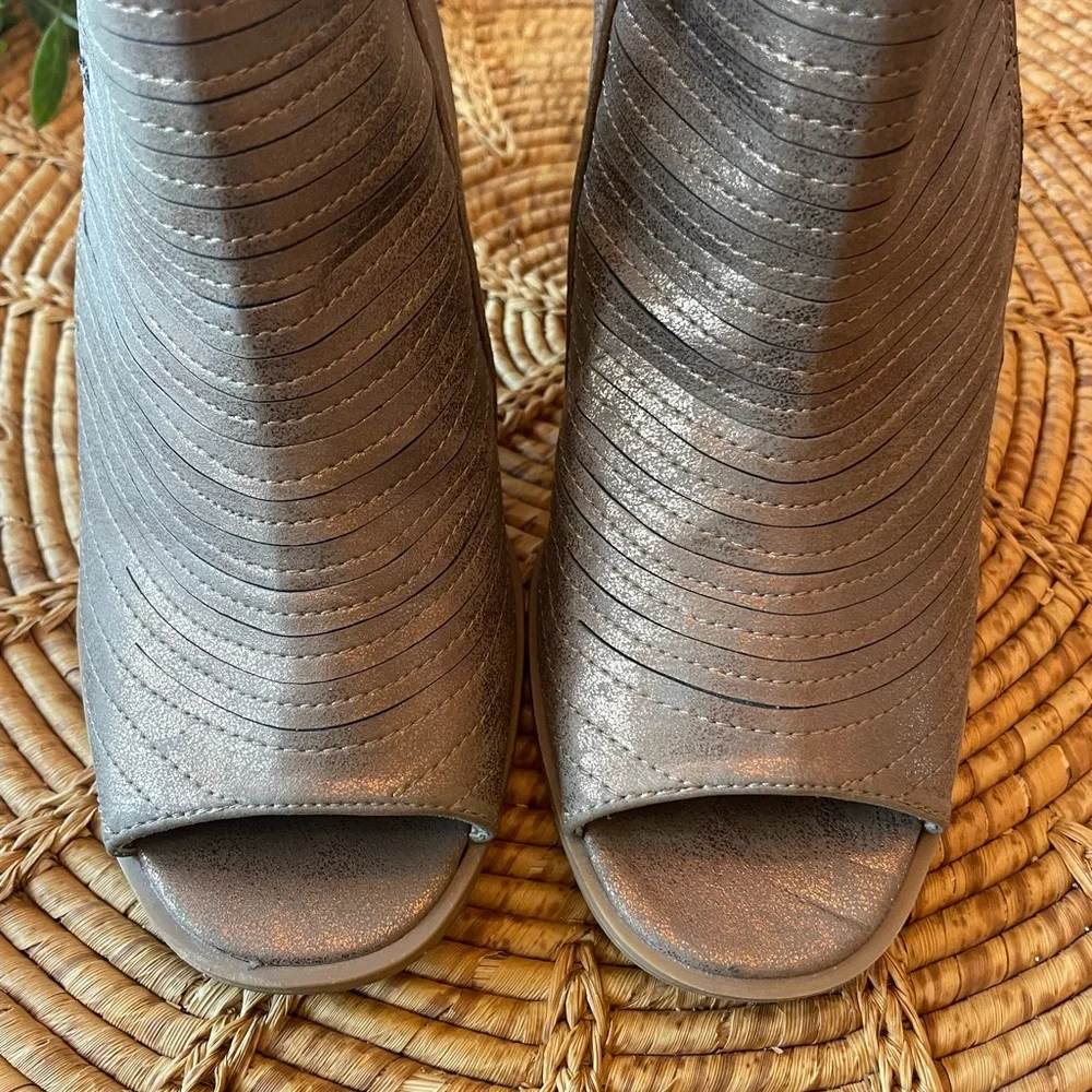 Chinese Laundry Metallic Copper Tone Peep Toe Block Heels - Picture 4 of 14